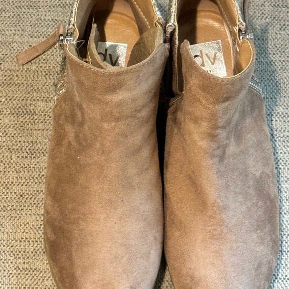 DV by Dolce Vita NWT Wedge Bootie Taupe 2Y - Picture 3 of 6